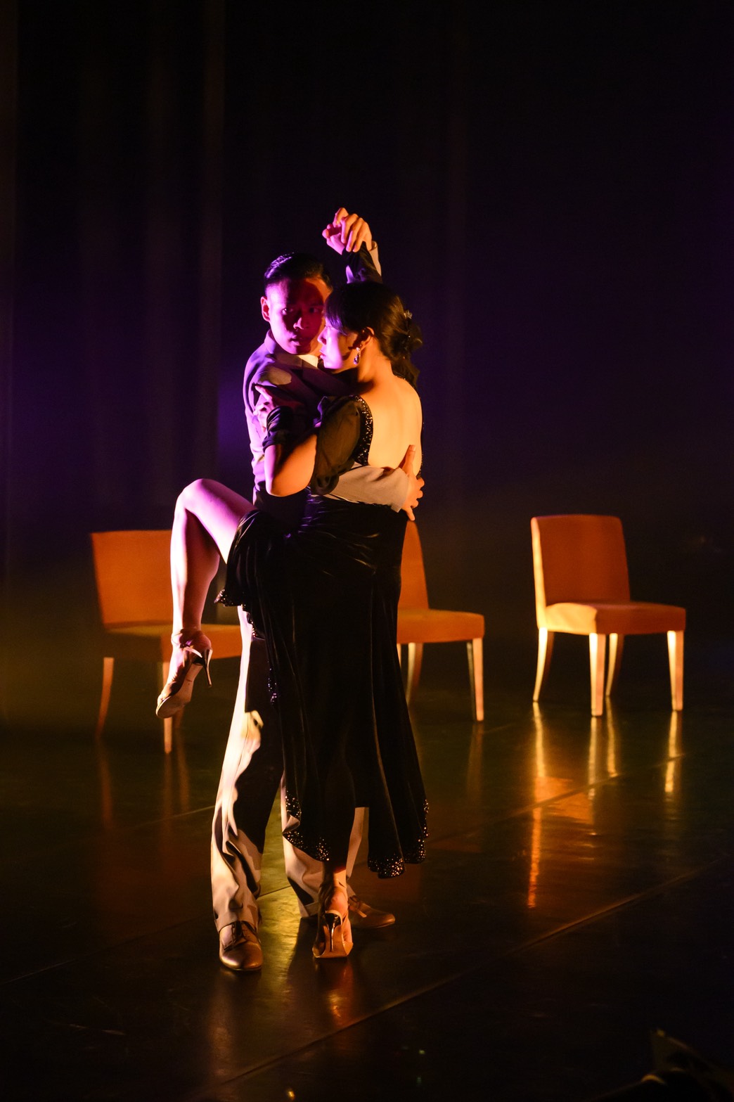 格桑製作 Neural Tango 2026 探戈擁抱 紫色燈光 橘色椅子舞台設計