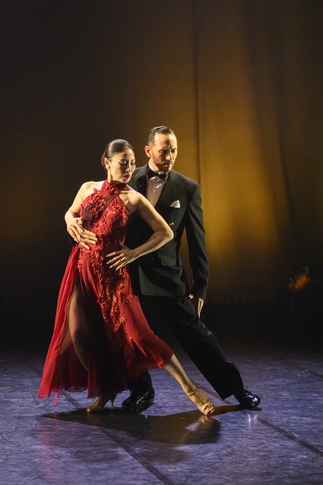 格桑製作 Neural Tango 2026 阿根廷探戈大師 Cristian Lopes 與 Naoko Tsutsumizaki 紅色禮服雙人舞